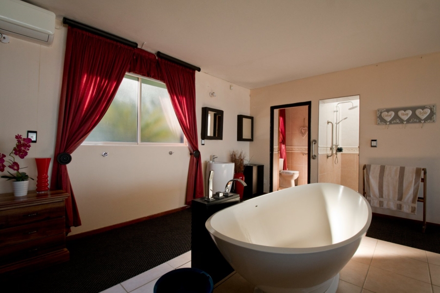 7 Bedroom Property for Sale in Outeniqua Strand Western Cape